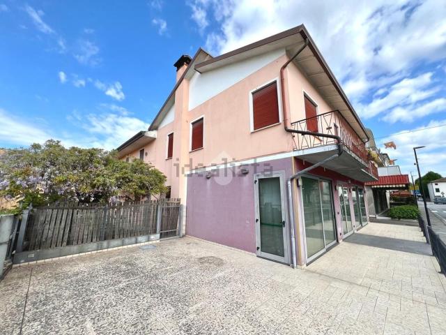 Villetta bifamiliare in vendita di 358 m² in Via della Croce, 10