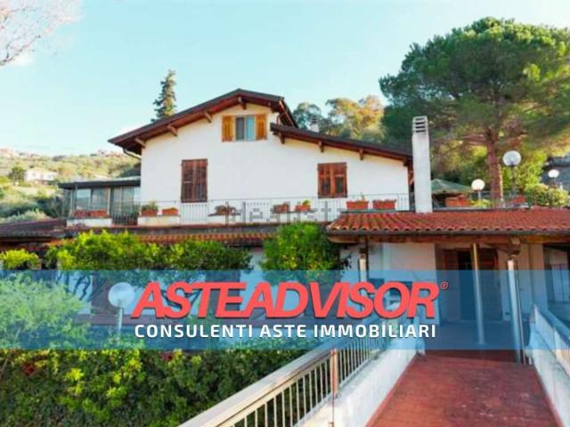Villetta bifamiliare in vendita di 358 m² in Via Privata delle Rose, 1