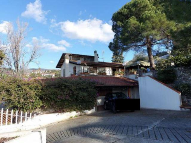 Villetta bifamiliare in vendita di 358 m² in Via Privata delle Rose