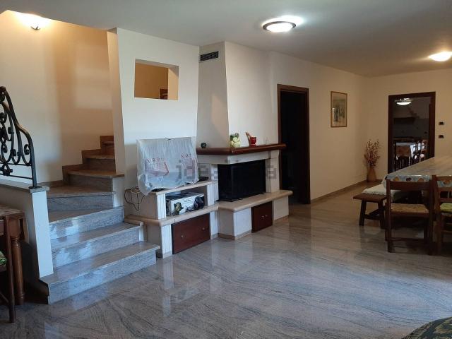 Villetta bifamiliare in vendita di 358 m² in Via Sant&apos Anna