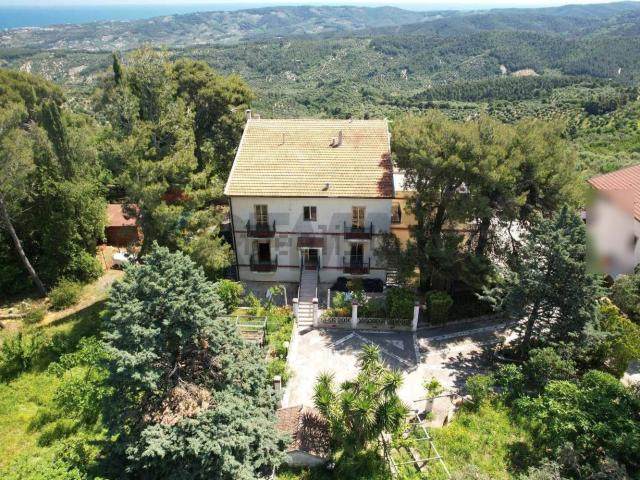 Villetta bifamiliare in vendita di 359 m² in Via Antonio Bucci