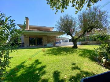 Villetta bifamiliare in vendita di 360 m² in Largo Olgiata, 15