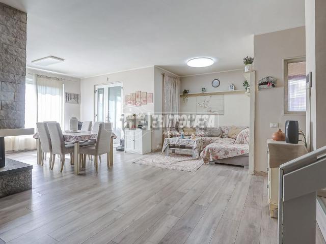 Villetta bifamiliare in vendita di 360 m² in Via Cascina Ferrari, 25