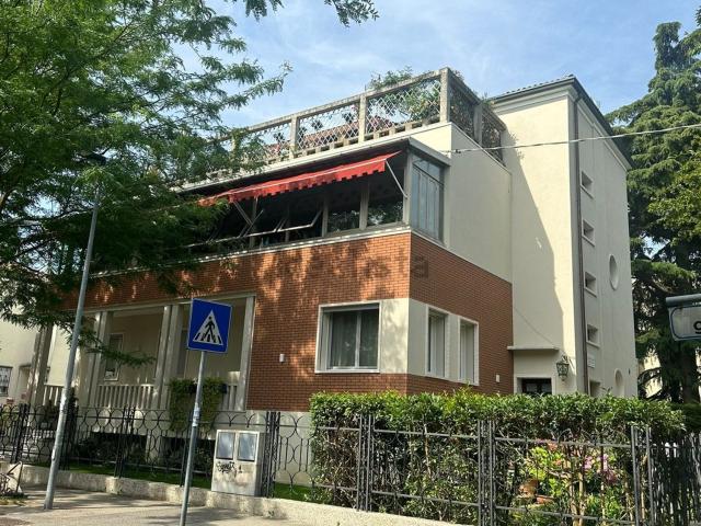 Villetta bifamiliare in vendita di 360 m² in Via De Silvestri