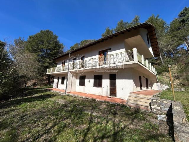Villetta bifamiliare in vendita di 360 m² in Via della Vittoria