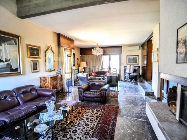 Villetta bifamiliare in vendita di 360 m² in Via Feletto