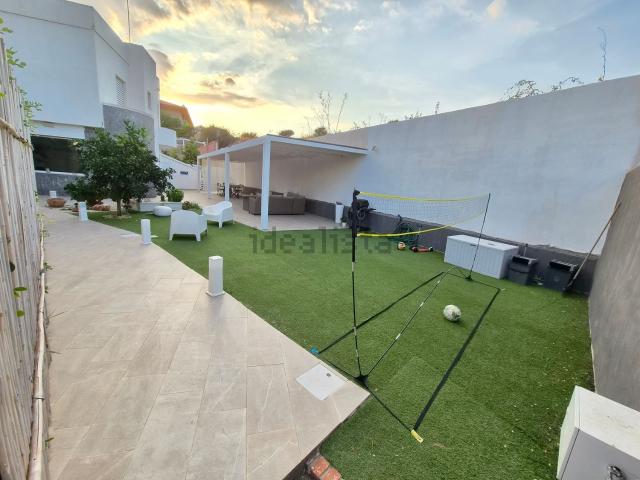 Villetta bifamiliare in vendita di 360 m² in Via Fregene