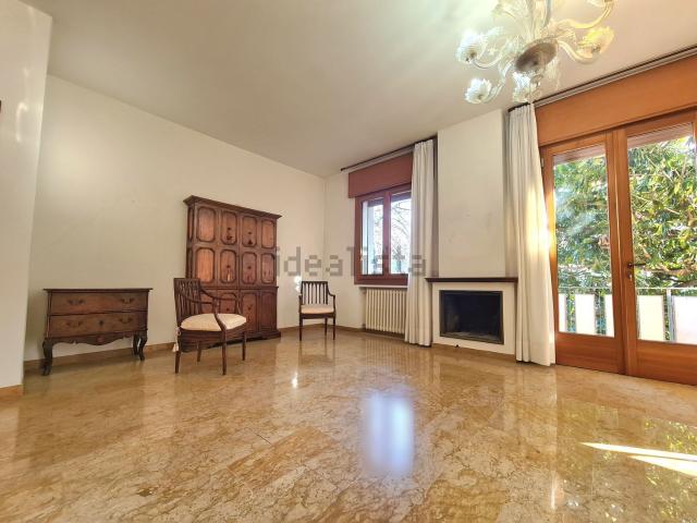 Villetta bifamiliare in vendita di 360 m² in Via Jacopo Stellini