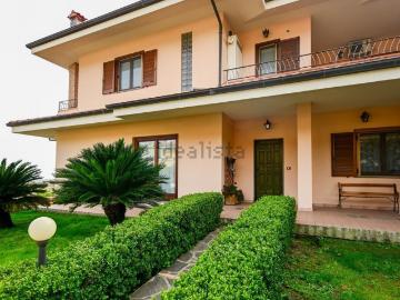 Villetta bifamiliare in vendita di 361 m² in Via Philadelphia, 17