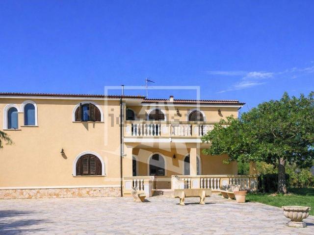 Villetta bifamiliare in vendita di 362 m² in Via dei Caprifogli, 1