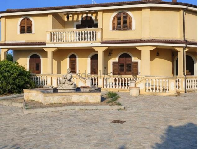 Villetta bifamiliare in vendita di 362 m² in Via dei Caprifogli, 3