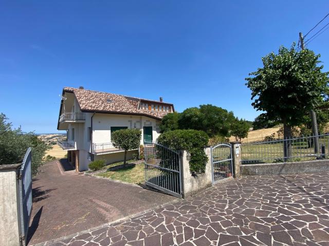 Case e ville in vendita di 362 m² in Via Panoramica dell&apos Adriatico, 119