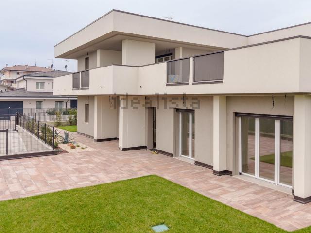 Villetta bifamiliare in vendita di 364 m² in Via La Fratellanza, 7