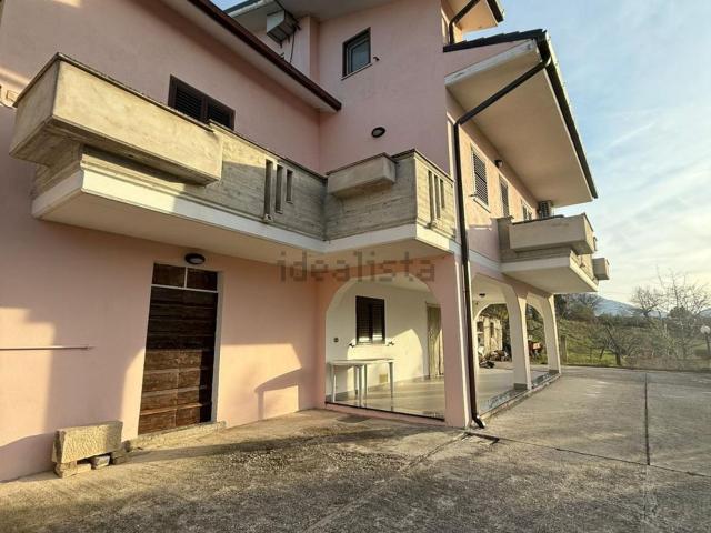 Villetta bifamiliare in vendita di 365 m² in Via Vasca