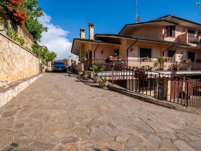 Villetta bifamiliare in vendita di 365 m² in Via Lorenzo Perosi, 17