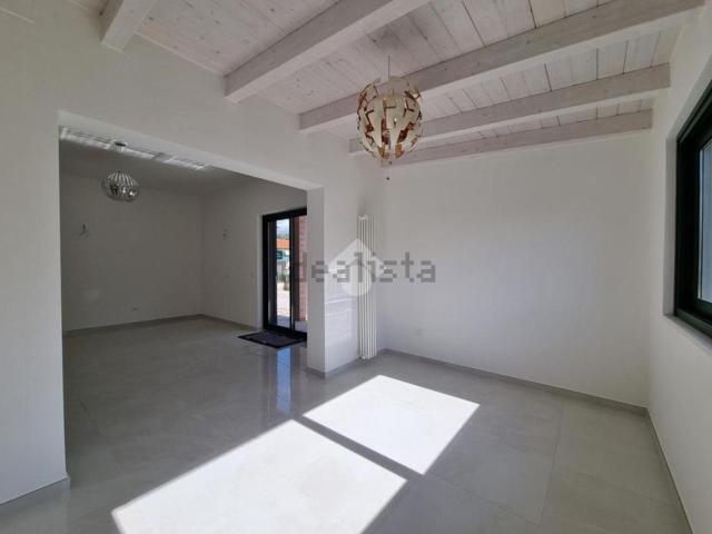 Villetta bifamiliare in vendita di 365 m² in Via Nazionale, 92