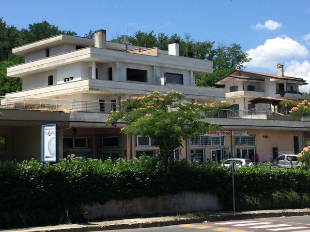Villetta bifamiliare in vendita di 365 m² in Viale Fabrateria Vetus
