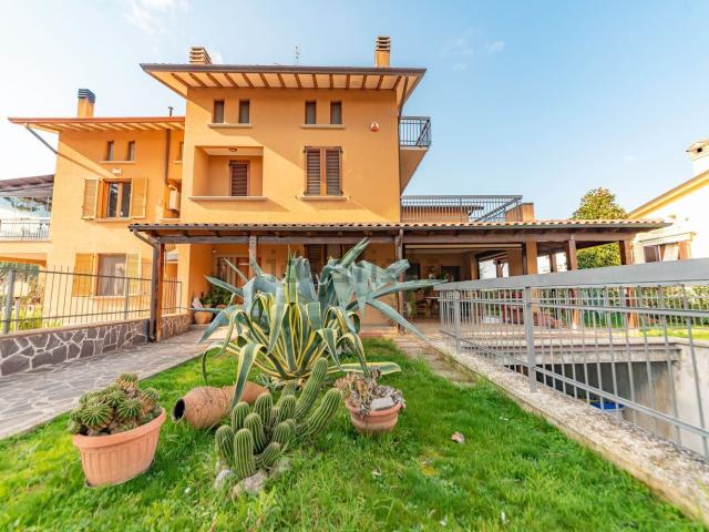 Villetta bifamiliare in vendita di 366 m² in Via Alberto Iraci, 26