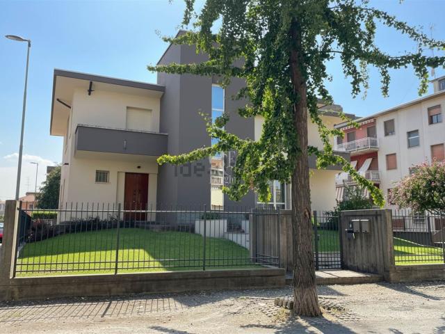 Villetta bifamiliare in vendita di 368 m² in Via Ezio Vanoni, 4