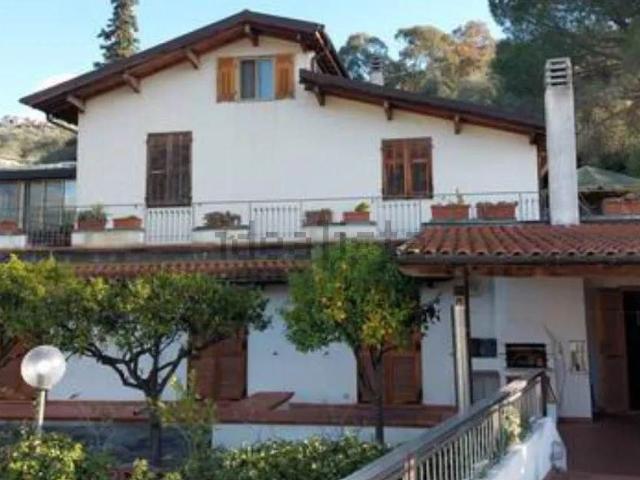 Villetta bifamiliare in vendita di 369 m² in Via Privata delle Rose