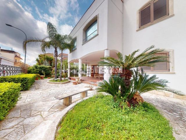 Villetta bifamiliare in vendita di 373 m² in Via Lecce, 88