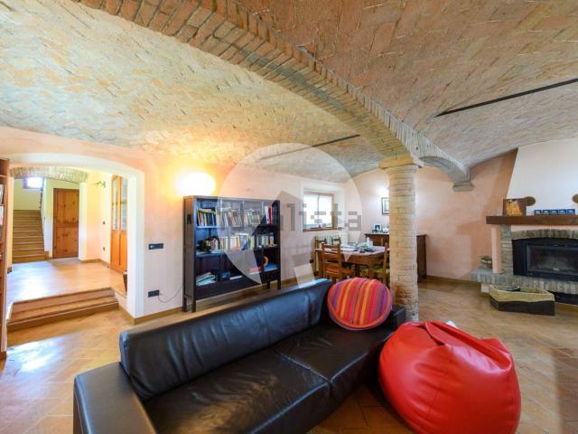 Villetta bifamiliare in vendita di 373 m² in Via Stradelle Bianche, 2