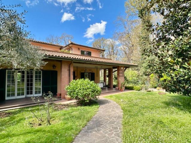 Villetta bifamiliare in vendita di 370 m² in Largo Olgiata, 15