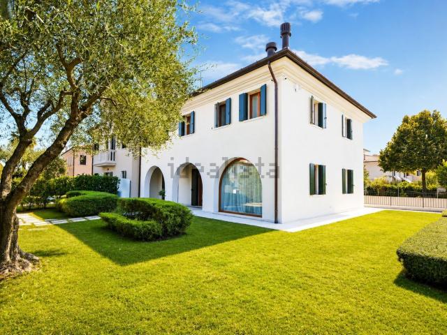 Villetta bifamiliare in vendita di 370 m² in Via Callalta