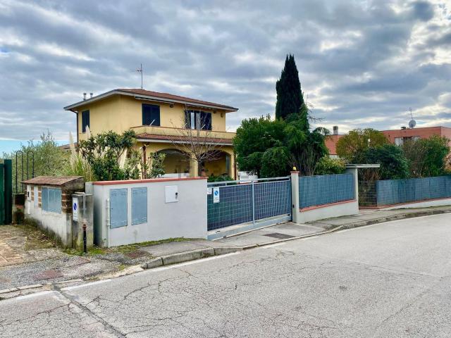 Villetta bifamiliare in vendita di 370 m² in Via Collodi