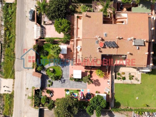 Villetta bifamiliare in vendita di 370 m² in Via dei Cacciatori, 7