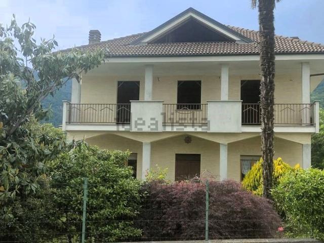 Villetta bifamiliare in vendita di 370 m² in Via Edmondo de Amicis, 10