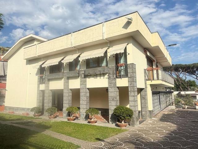 Villetta bifamiliare in vendita di 370 m² in Via Giovanni XXIII, 31