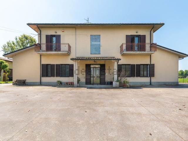 Villetta bifamiliare in vendita di 370 m² in Via Maccaferro