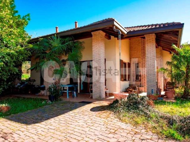 Villetta bifamiliare in vendita di 370 m² in Via Per Caronno Varesino, 34