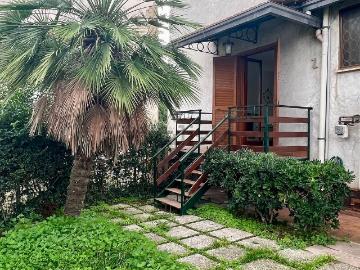 Villetta bifamiliare in vendita di 370 m² in Via Santa Maria a Cubito, 700