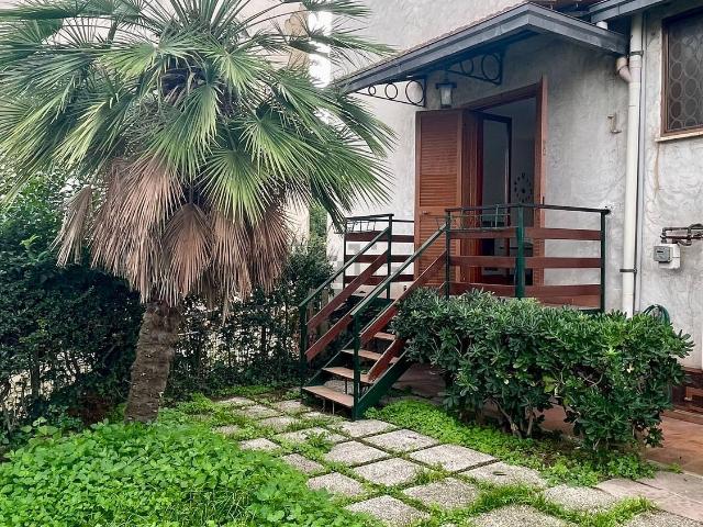 Villetta bifamiliare in vendita di 370 m² in Via Santa Maria a Cubito, 700