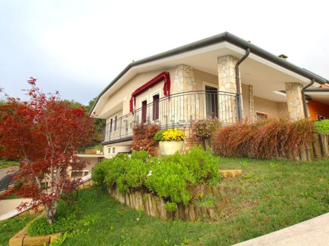 Villetta bifamiliare in vendita di 370 m²
