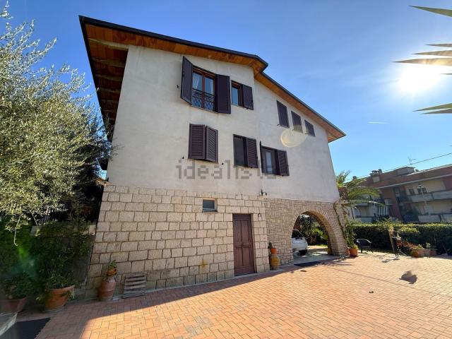 Villetta bifamiliare in vendita di 371 m² in Via Giacomo Matteotti, 3