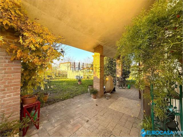 Villetta bifamiliare in vendita di 372 m² in Via Giovanni Falcone, 5