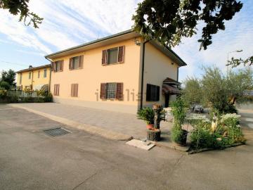 Villetta bifamiliare in vendita di 372 m² in Via Lucchese Romana