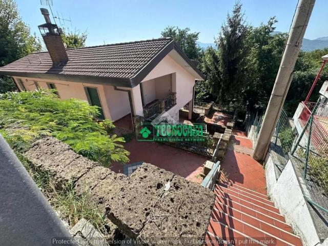 Villetta bifamiliare in vendita di 372 m² in Via Partenio, 33