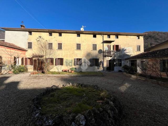 Villetta bifamiliare in vendita di 377 m² in Via Brumal