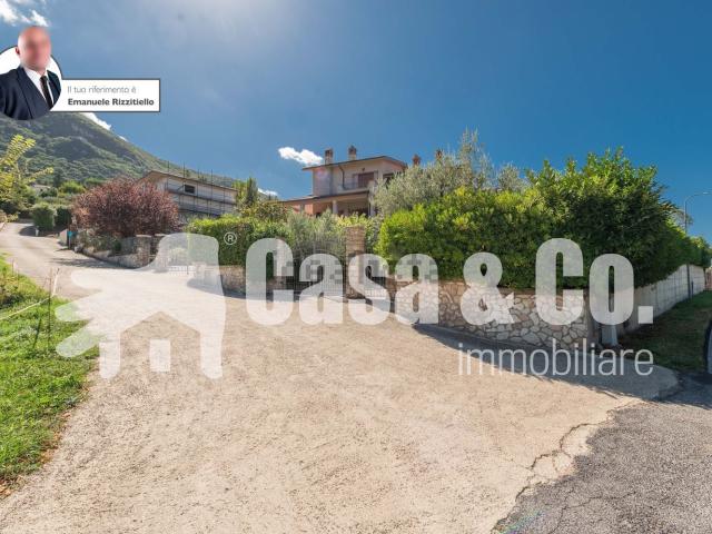 Villetta bifamiliare in vendita di 374 m² in Strada Scandriglia Santa Maria, 3