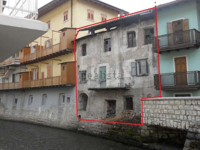 Villetta bifamiliare in vendita di 375 m² in Piazza Alcide Degasperi