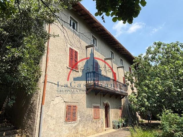 Villetta bifamiliare in vendita di 375 m² in Via Belvedere, 36