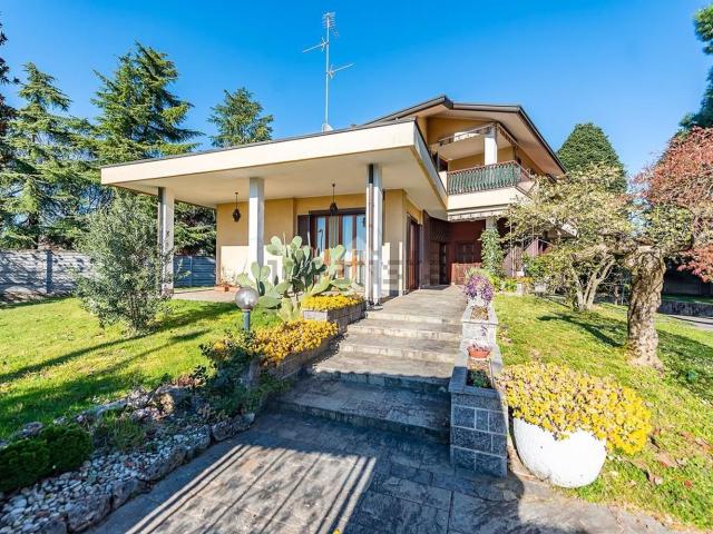 Villetta bifamiliare in vendita di 376 m² in Viale 5 Giornate, 795