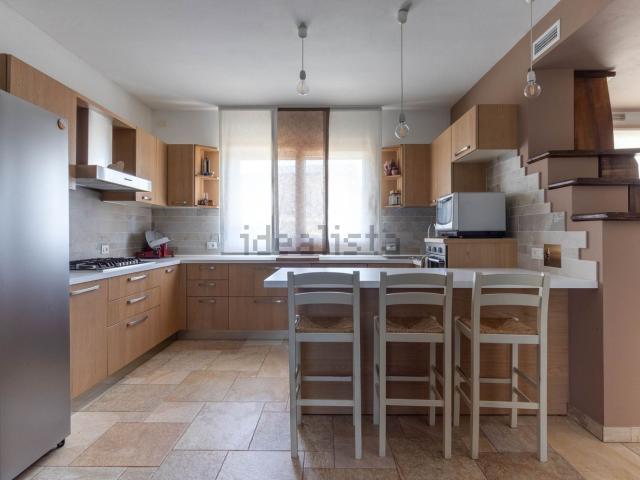 Villetta bifamiliare in vendita di 379 m² in Via Elio, 23