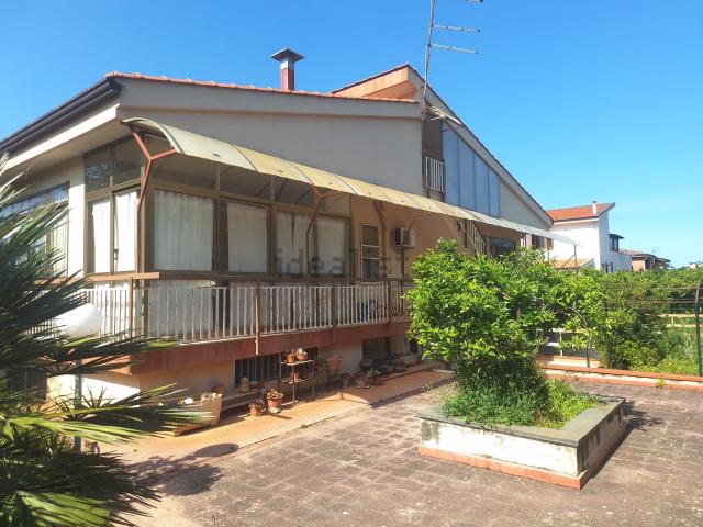 Villetta bifamiliare in vendita di 380 m² in Via Tommaso Natale, 93
