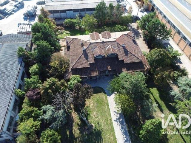 Villetta bifamiliare in vendita di 380 m² in Via Abetone Brennero, 193