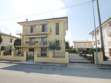 Villetta bifamiliare in vendita di 380 m² in Via Buccari